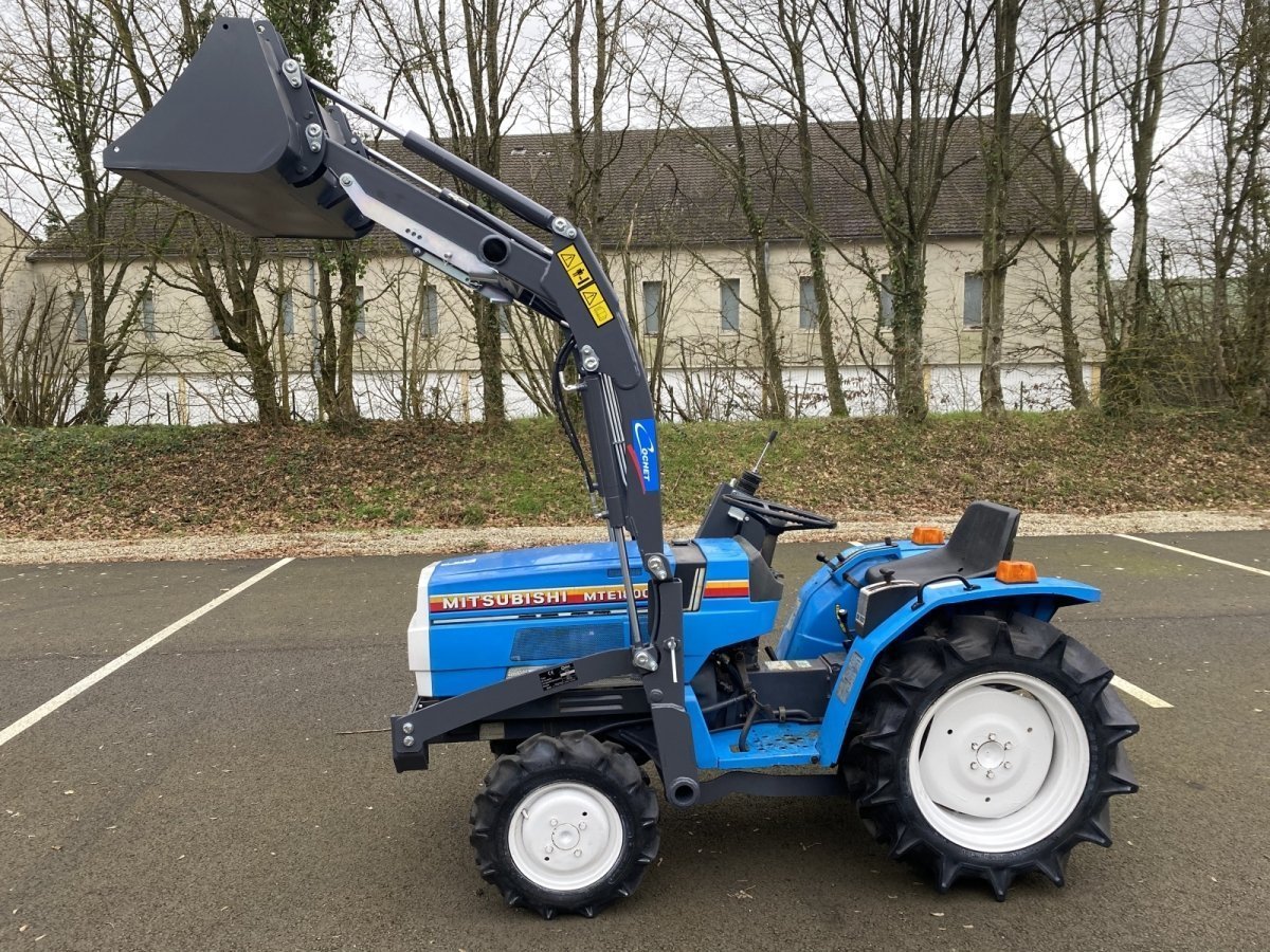 1-51.jpg Chargeur Frontal CX 19 Complet avec Godet Terre pour Mitsubishi MTE1800D – Image 1